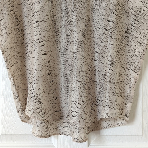 CAbi 100% Silk Printed Round Neck Drop Shoulder Short Sleeve Blouse Beige Gray M - Picture 7 of 10